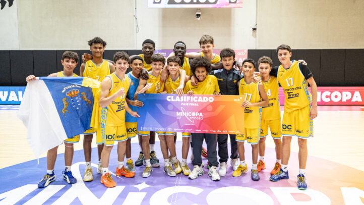 Celebración del equipo infantil al lograr el pase a la Minicopa Endesa