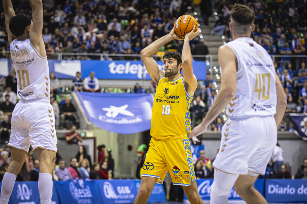 Mike Tobey ante el Recoletas Salud San Pablo Burgos.