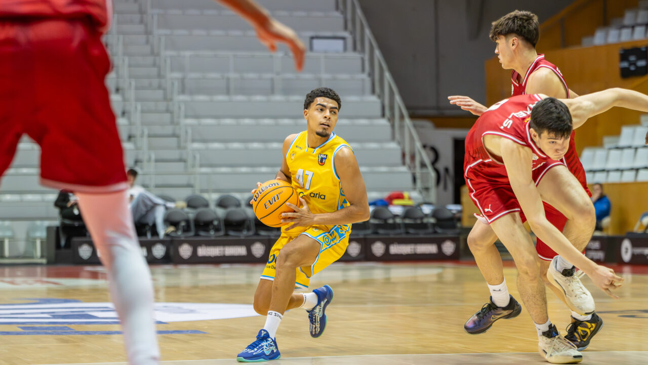 Jugador del equipo de Liga U ante el Bàsquet Girona.