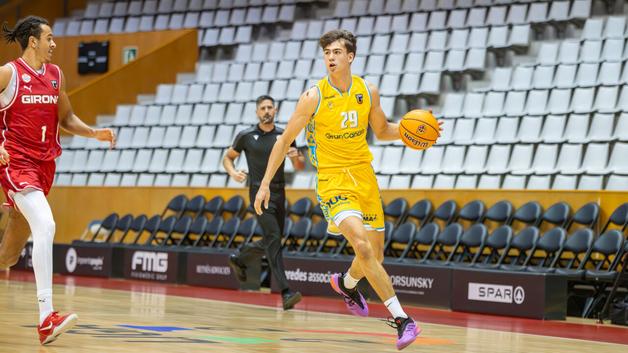 Jugador del equipo de Liga U ante el Bàsquet Girona.