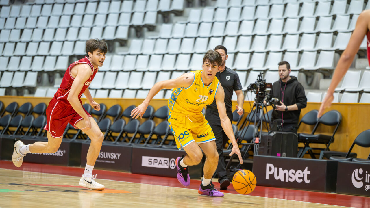 Jugador del equipo de Liga U ante el Bàsquet Girona.