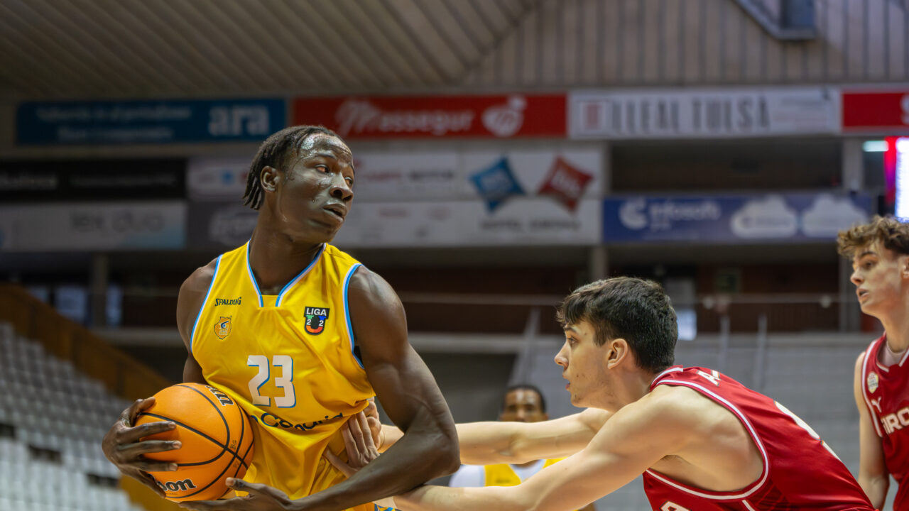 Jugador del equipo de Liga U ante el Bàsquet Girona.