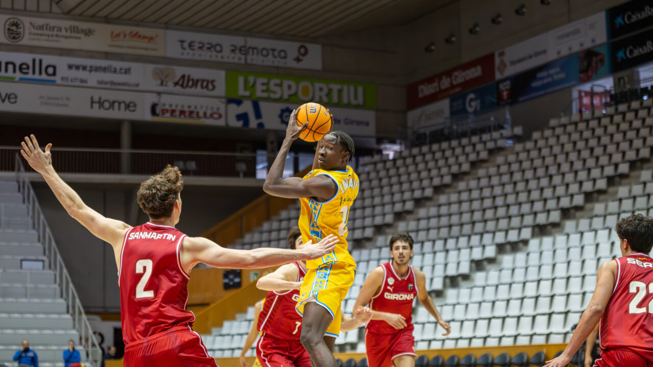 Jugador del equipo de Liga U ante el Bàsquet Girona.