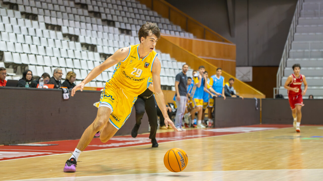 Jugador del equipo de Liga U ante el Bàsquet Girona.