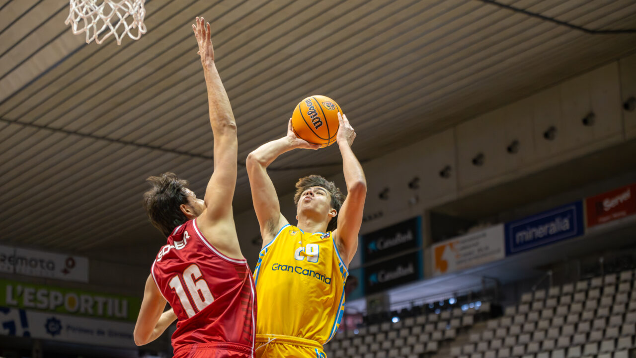 Jugador del equipo de Liga U ante el Bàsquet Girona.