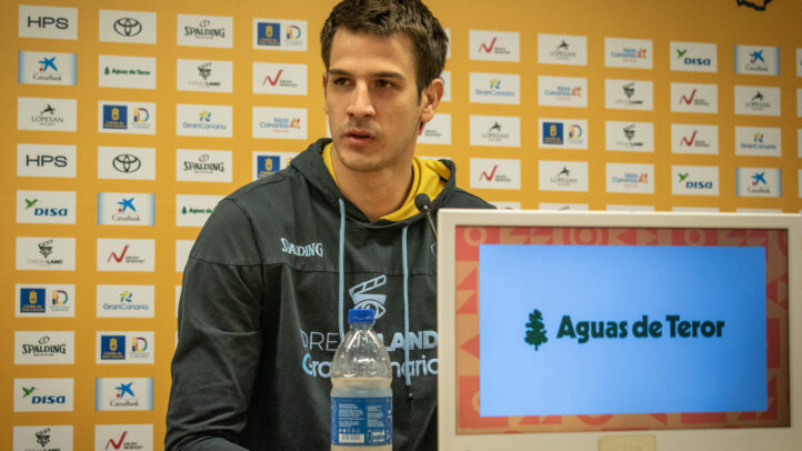 Nico Brussino en sala de prensa.