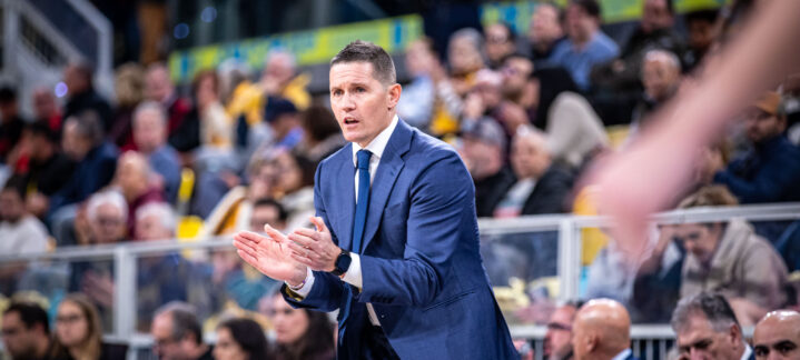 Jaka Lakovic dirigiendo a su equipo.