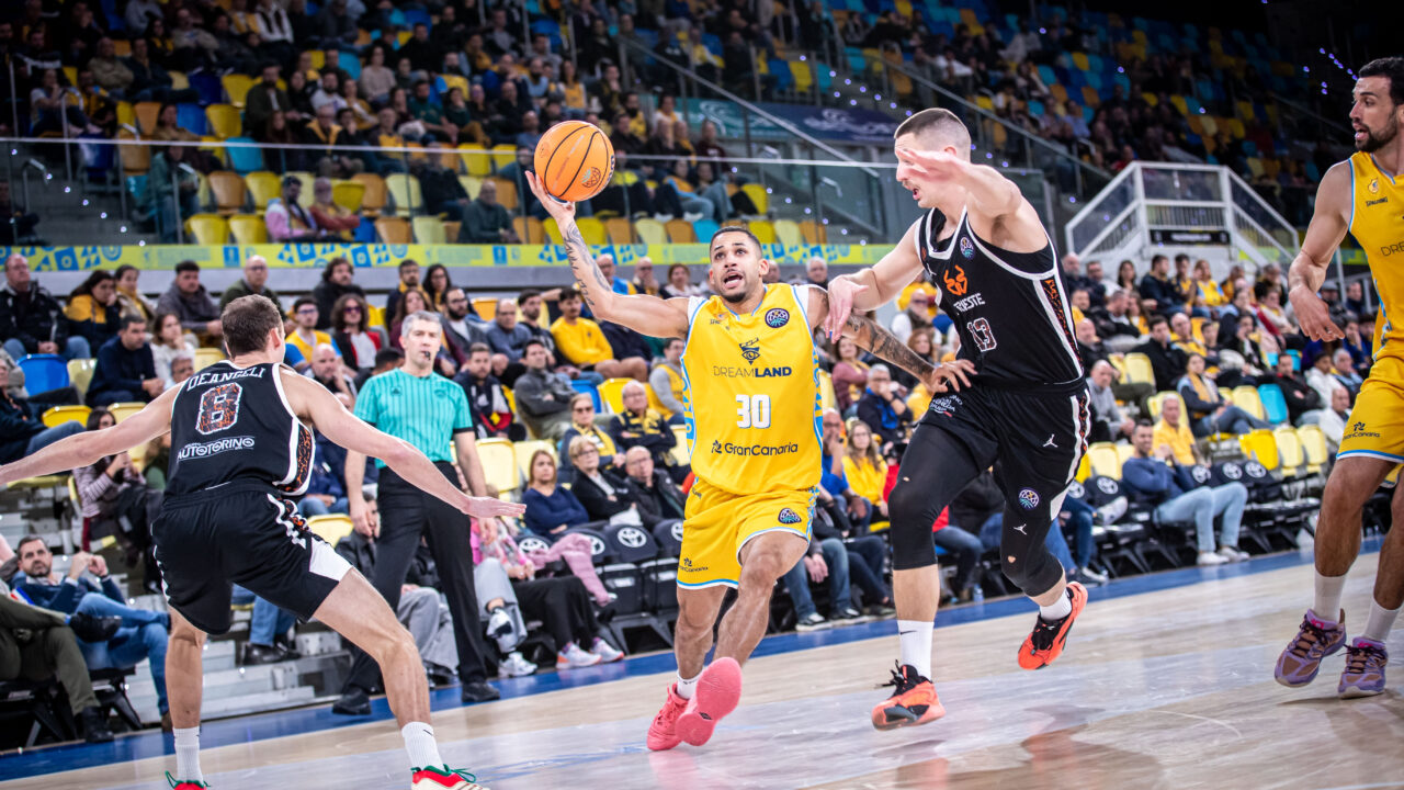Kassius Robertson penetra a canasta.