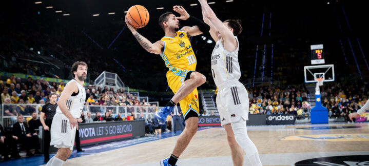 Kassius Robertson en ataque.