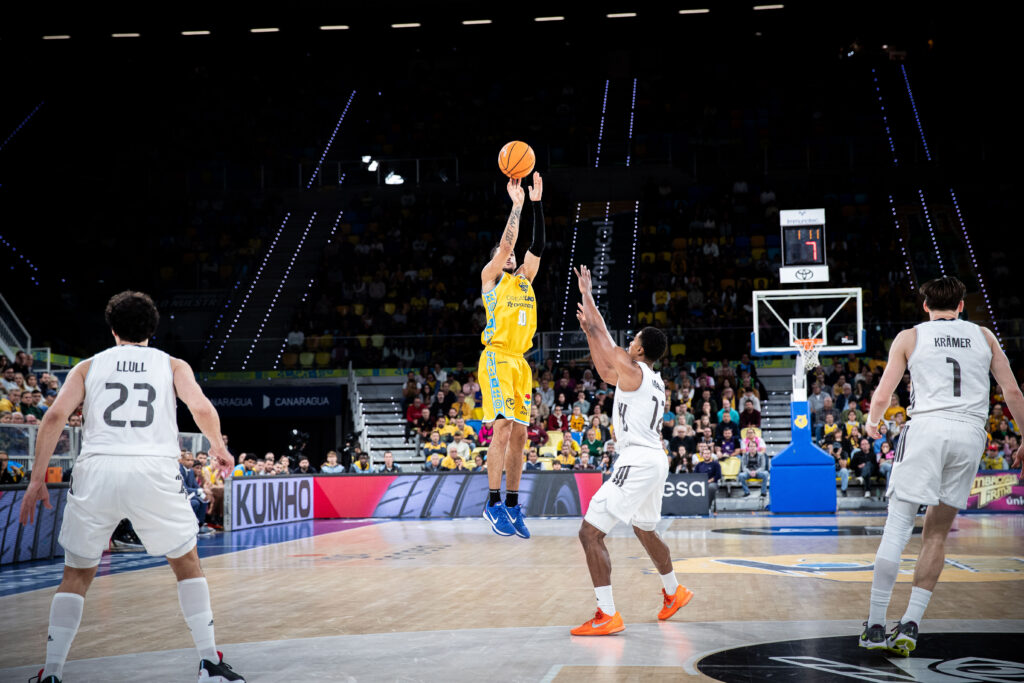 Kassius Robertson lanza a canasta.