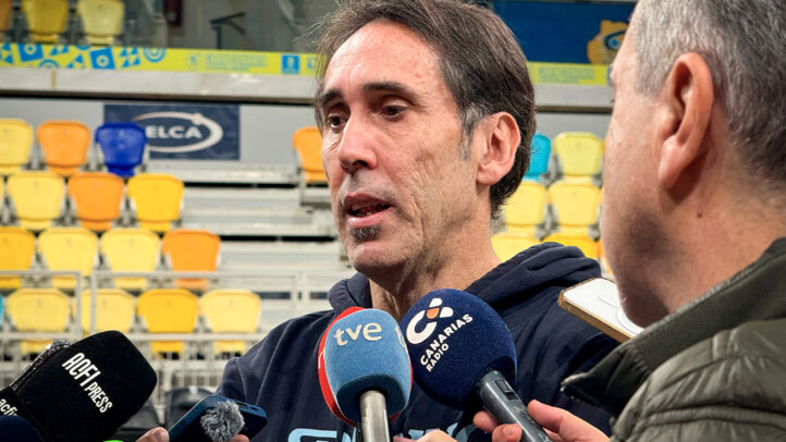 Willy Villar atiende a los medios.