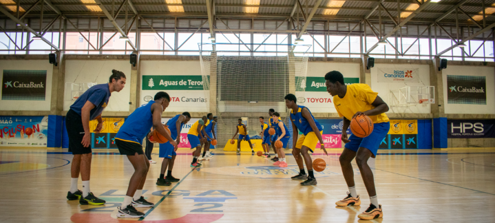 Chicos del Proyecto Nexo entrenan con jugadores becados del club en La Vega de San José.