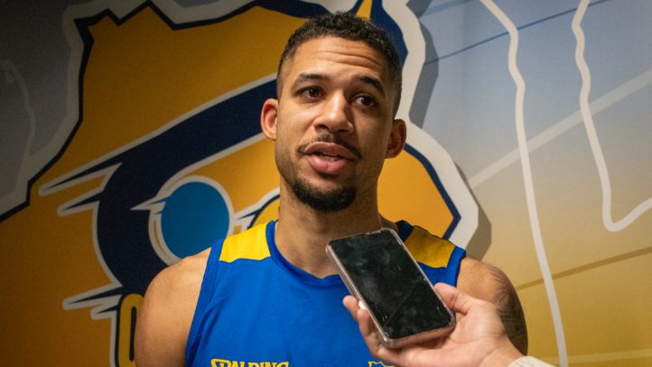 Kassius Robertson atiende a preguntas.