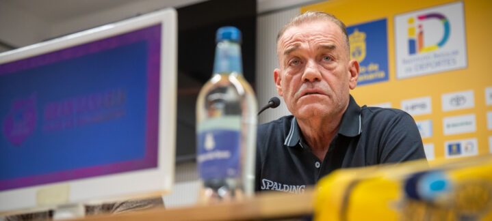 Néstor García, en sala de prensa en su presentación