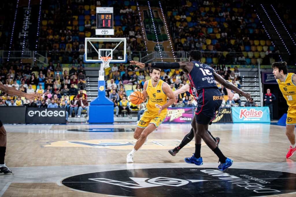 Nico Brussino en acción ofensiva. 