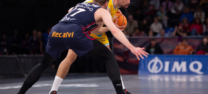 Imagen de Pierre Pelos en acción de partido.