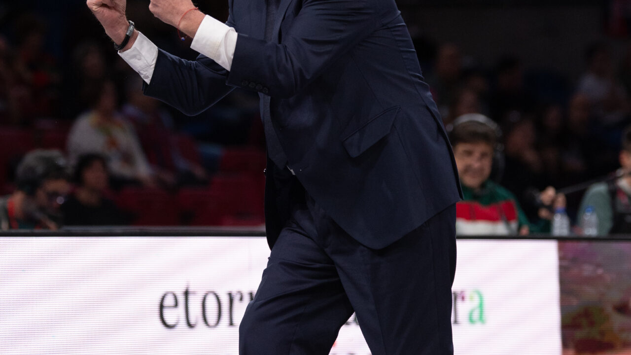 Néstor García da instrucciones a sus jugadores