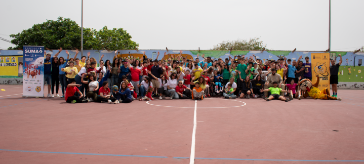 Foto de familia en la VI Jornada Inclusiva en el CEE Petra Lorenzo