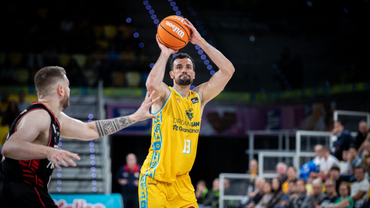 Imagen de Pierre Pelos en una acción de tiro.