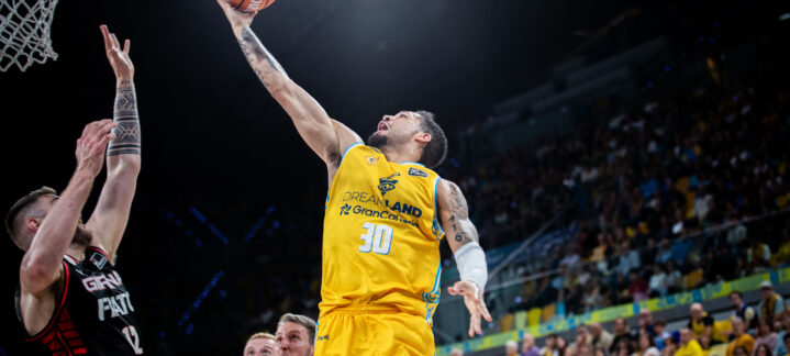 Imagen de Kassius Robertson en ataque.