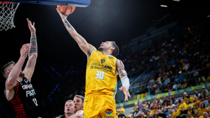 Imagen de Kassius Robertson en ataque.