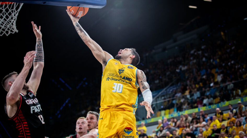 Imagen de Kassius Robertson en ataque.