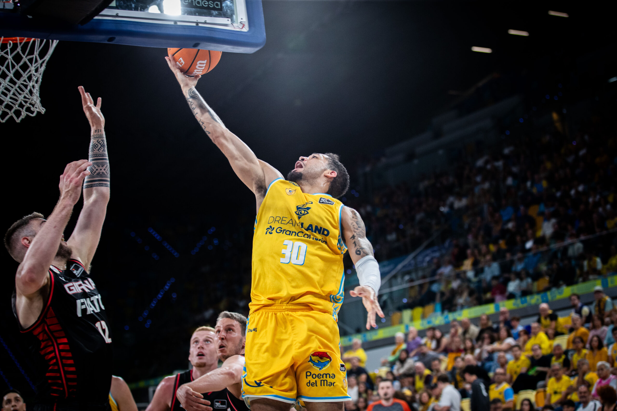 Imagen de Kassius Robertson en ataque.