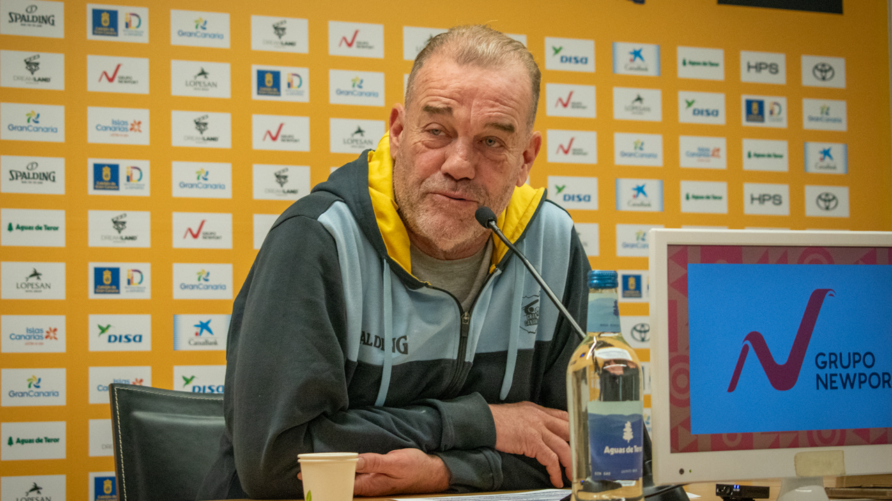 Imagen de Néstor García en rueda de prensa.