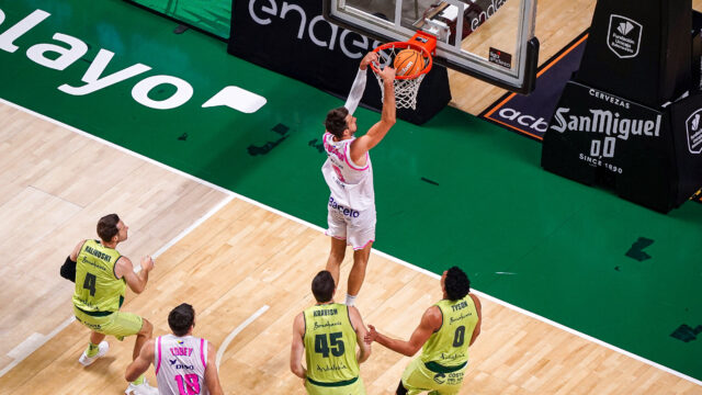 Nico Brussino hundiendo el balón en el aro.