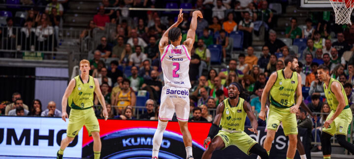 Isaiah Wong lanza a canasta.