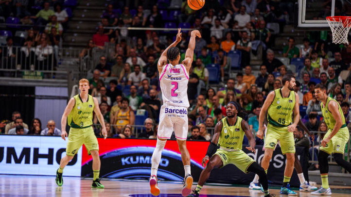 Isaiah Wong lanza a canasta.