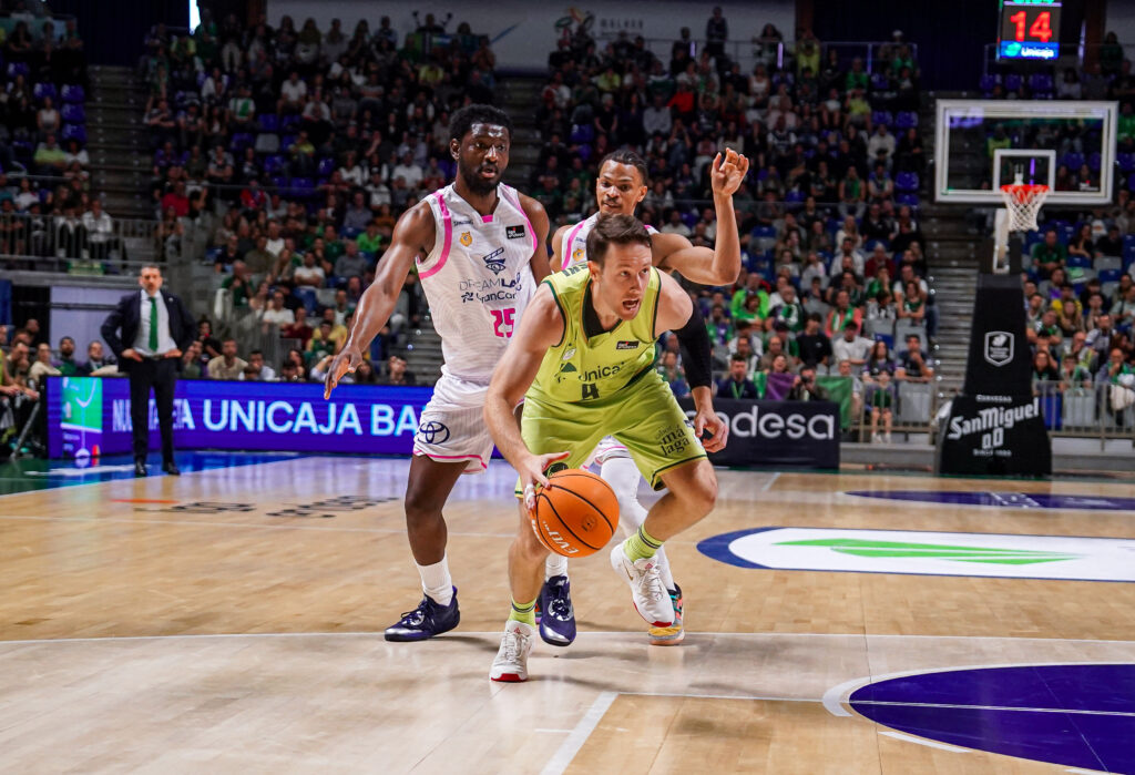El Dreamland Gran Canaria defiendo una acción ofensiva de Unicaja. 
