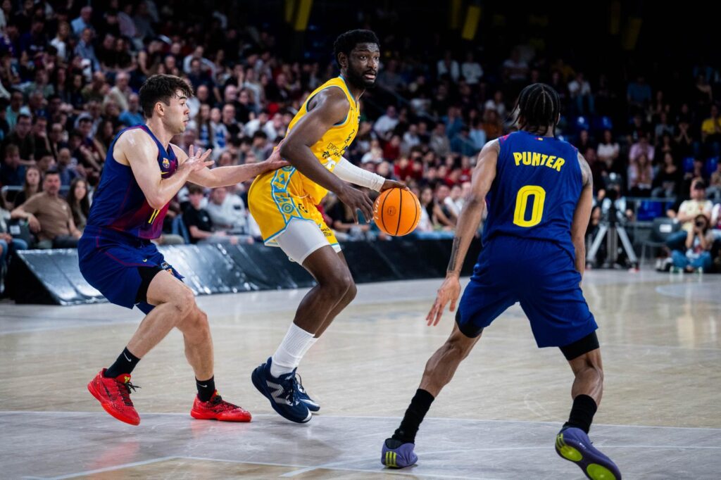 Metu, en acción ofensiva contra el Barça.