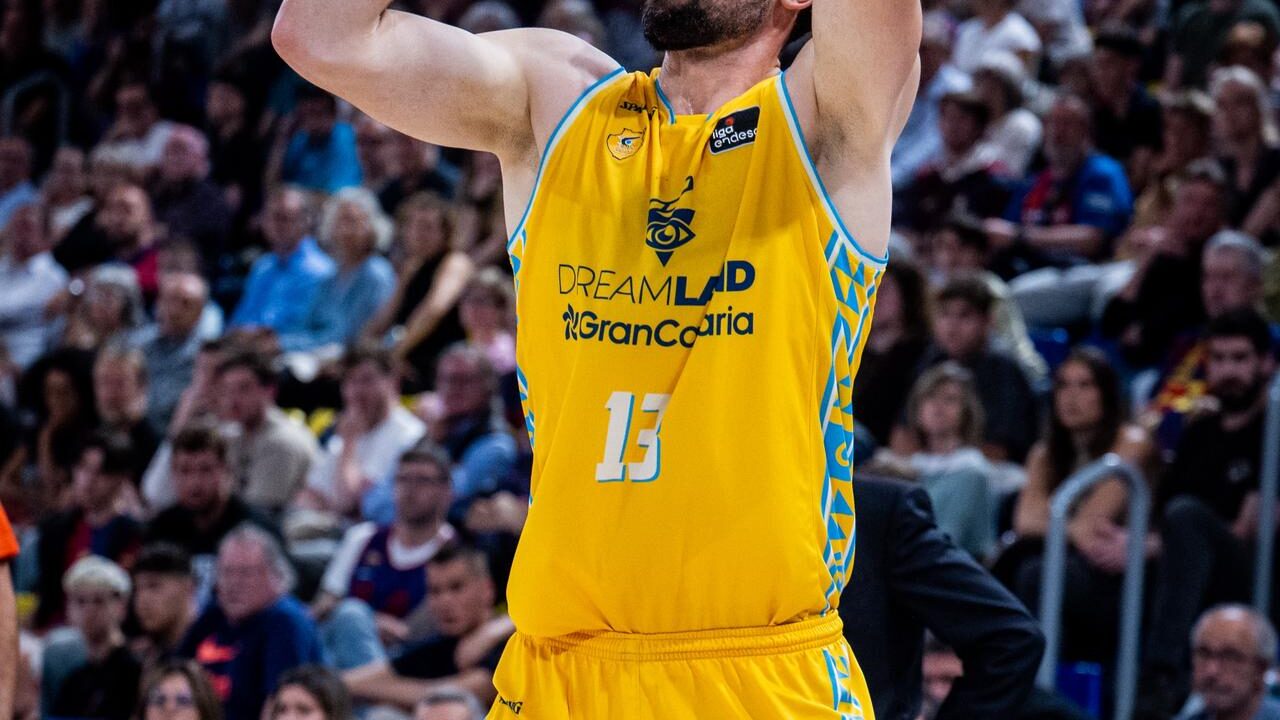 Pierre Pelos lanza a canasta.