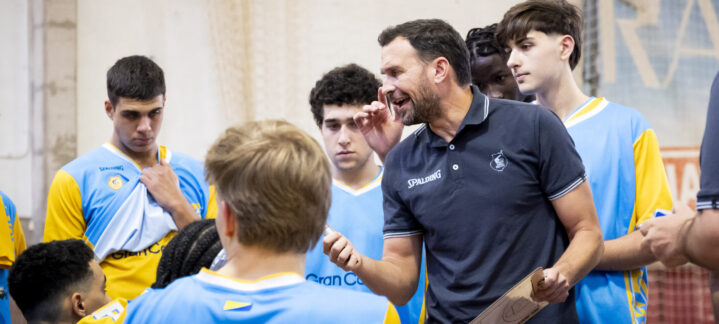 Ermis Papakonstantinou, entrenador de Liga U, con sus jugadores
