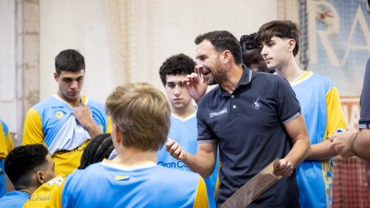 Ermis Papakonstantinou, entrenador de Liga U, con sus jugadores