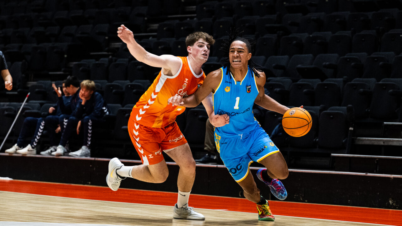Lucas Maniema, con el Liga U ante Valencia Basket