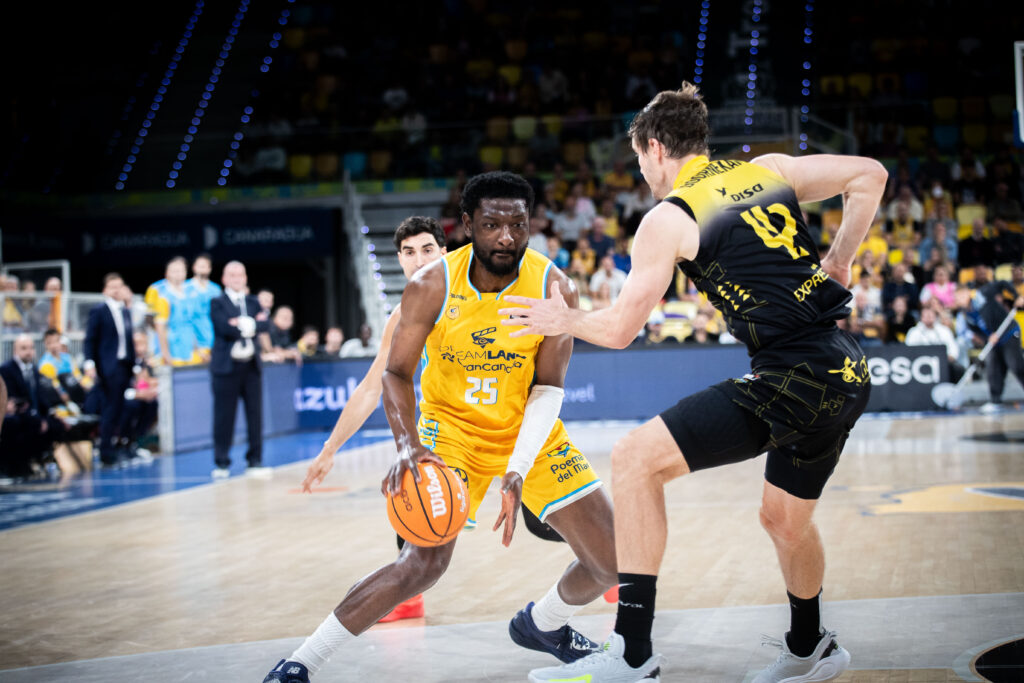 Imagen de Chimezie Metu en acción ofensiva. 