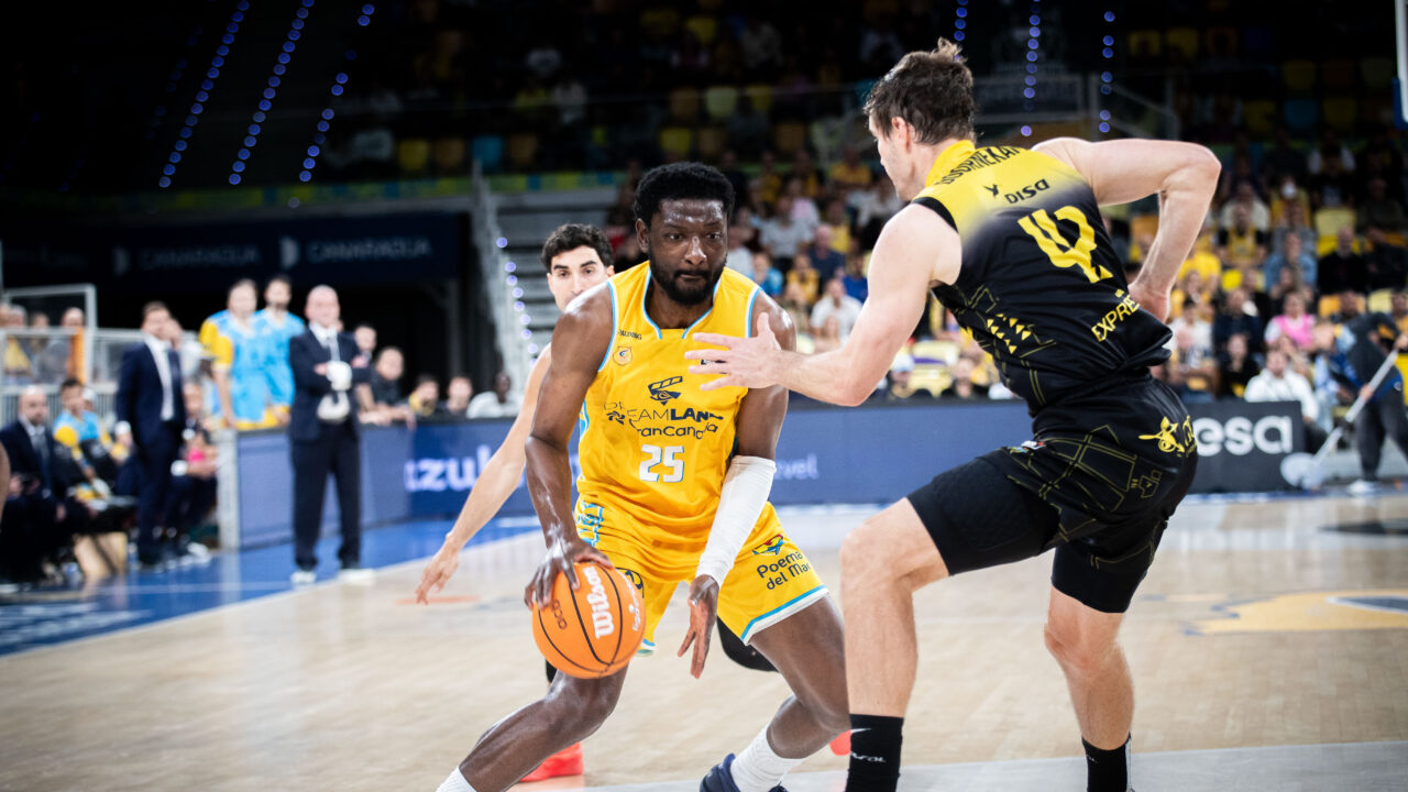 Imagen de Chimezie Metu en acción ofensiva.