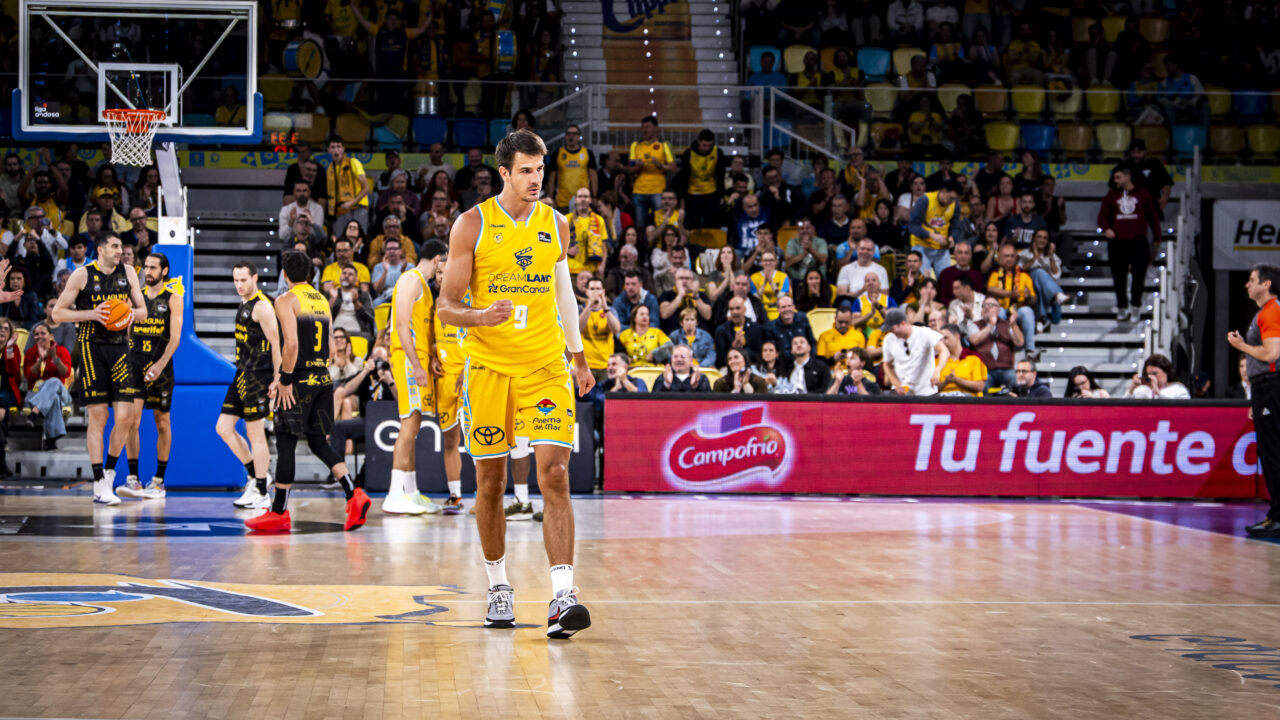 Nico Brussino celebrando una canasta.