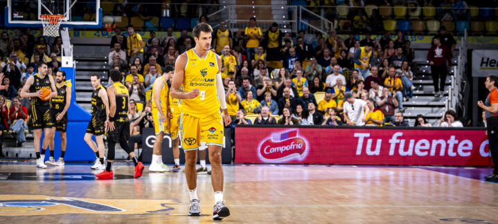 Nico Brussino celebrando una canasta.