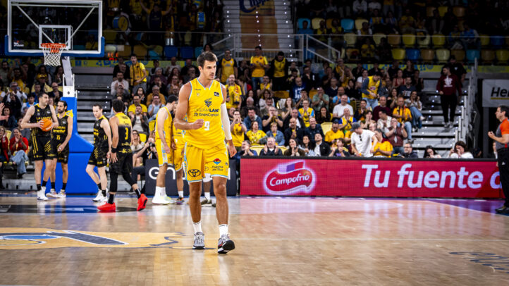 Nico Brussino celebrando una canasta.
