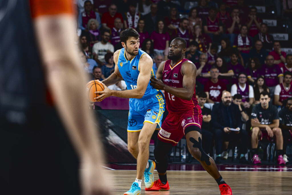 Imagen de Mike Tobey ante Hiopos Lleida.