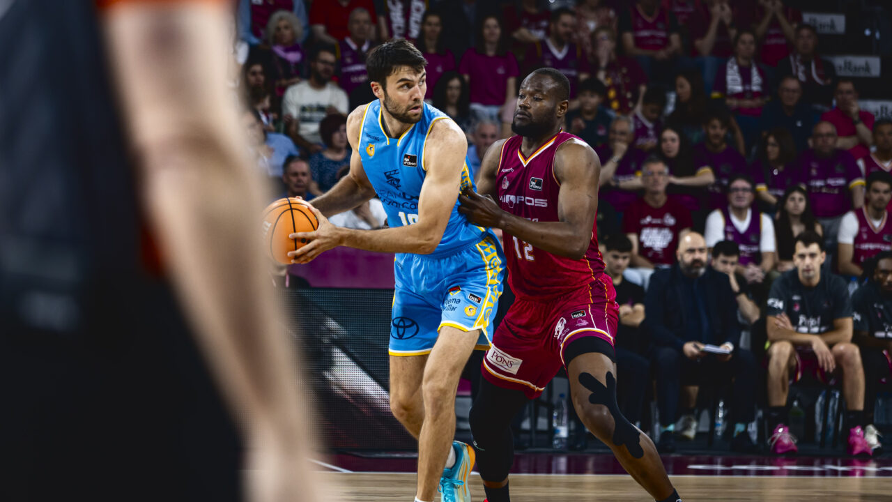 Imagen de Mike Tobey ante Hiopos Lleida.