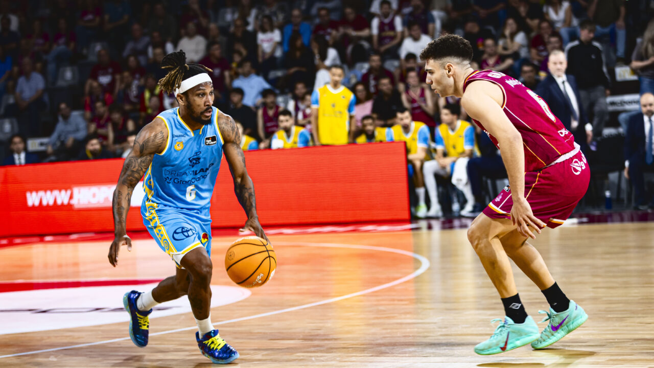 Andrew Albicy con el balón ante Hiopos Lleida.