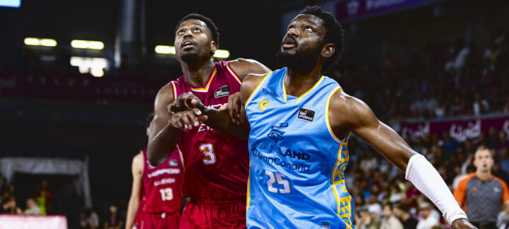 Chimezie Metu pelea un rebote.