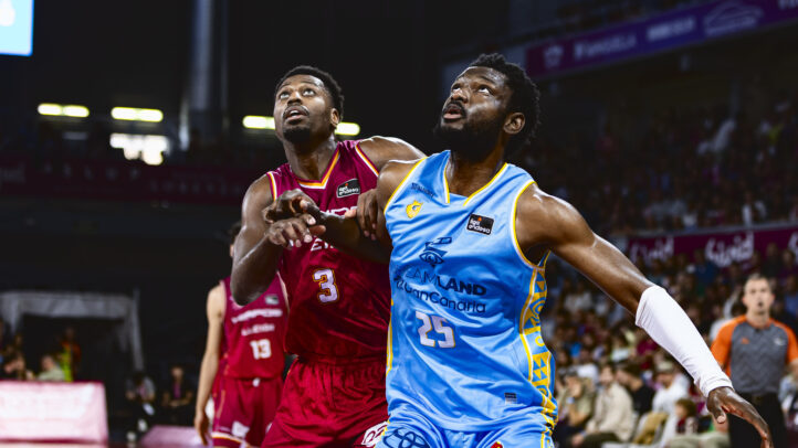 Chimezie Metu pelea un rebote.