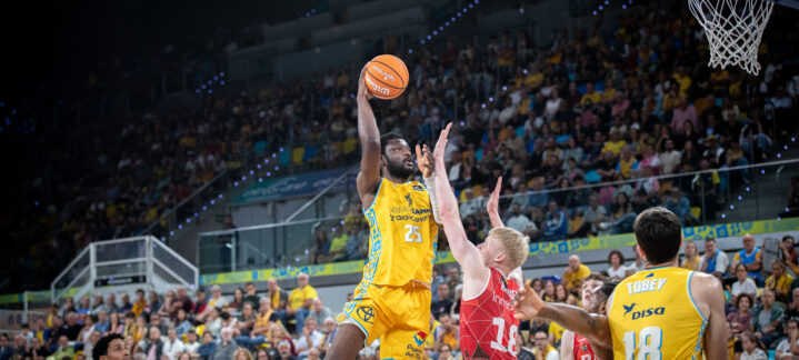 Chimezie Metu, en acción ofensiva.