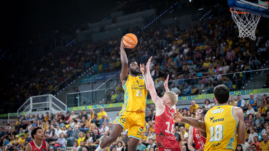 Chimezie Metu, en acción ofensiva.