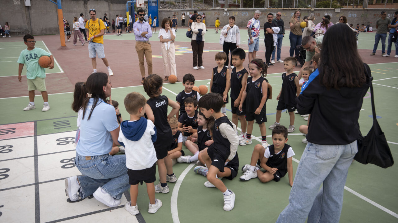 Varios niños y niñas disfrutan de la Liga Eduardo Polo en el Colegio Claret.